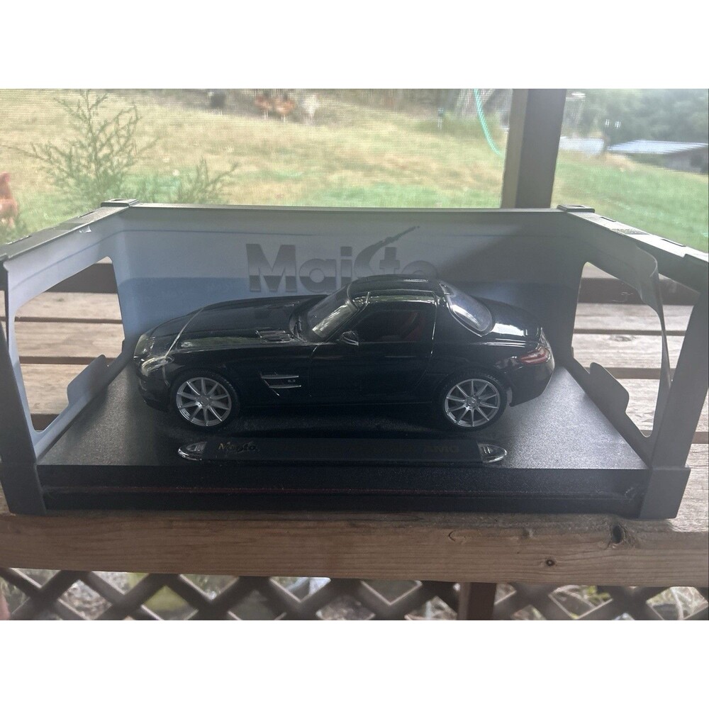 Maisto Mercedes-Benz SLS AMG Black Series 1/18 Scale Diecast Car